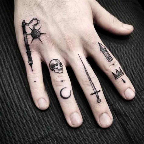 tatuajes de dedos hombre|Tatuajes en la mano: 50 diseños únicos para hombre